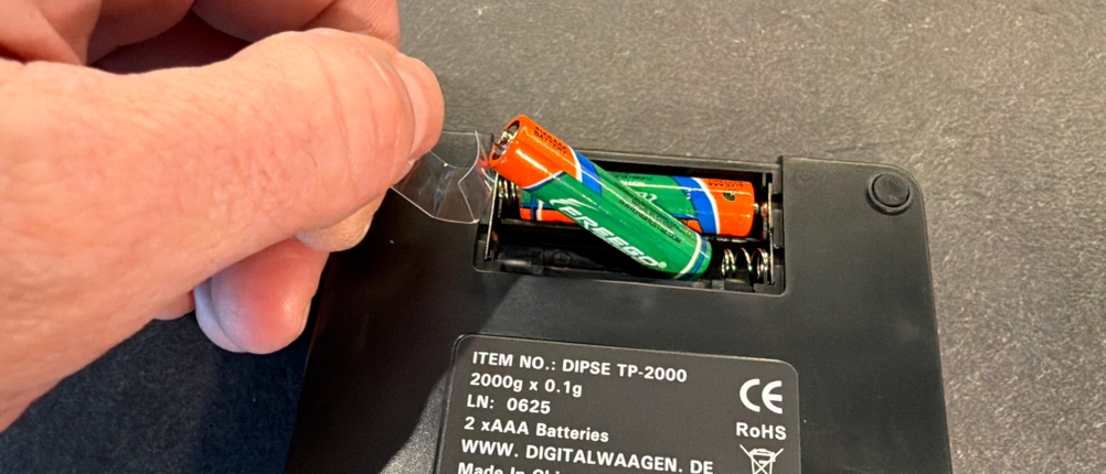 Batterien werden in die Dipse 6096 eingelegt