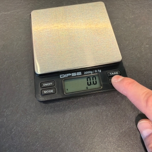 Ein Finger stellt etwas auf der Dipse 6096 ein