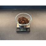 Kaffeebohnen werden in einer Glasschale mit der Dipse 6096 abgewogen