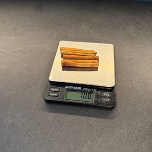 Zimtstangen werden mit der Dipse 6096 abgewogen