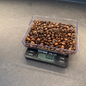 Kaffeebohnen werden mit der Dipse 6096 abgewogen