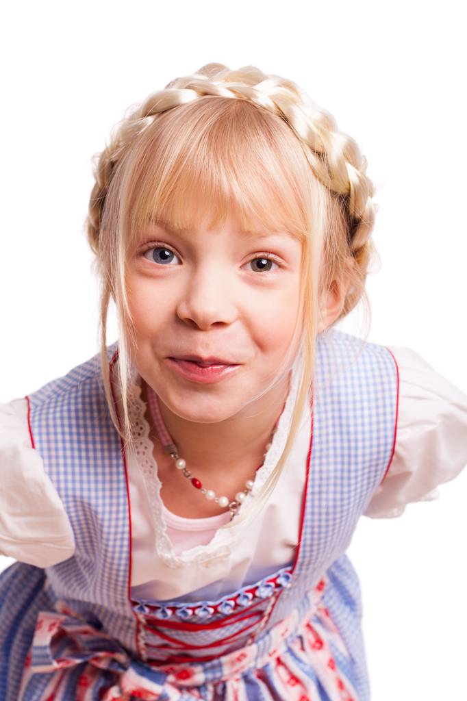 Dirndl-Damen-Test: Mädchen im Dirndl, die blonden Haare zu einem Zopf um den Kopf gebunden.