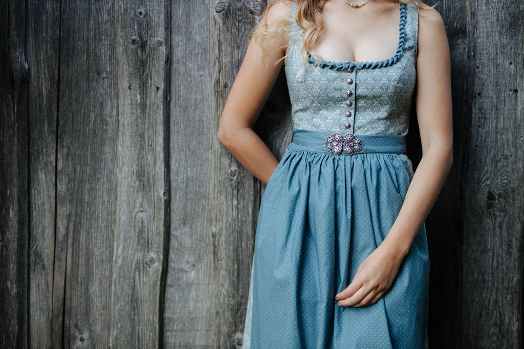 Dirndl-Damen-Test: blonde Frau trägt blaues Dirndl ohne Bluse