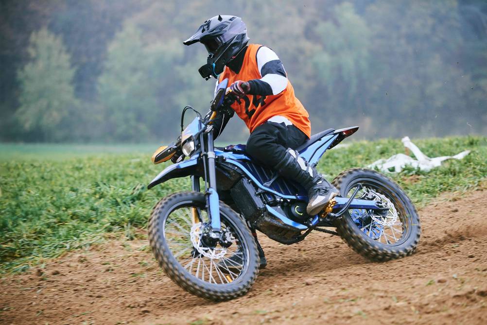 Ein Fahrer auf einem Elektro-Dirtbike.