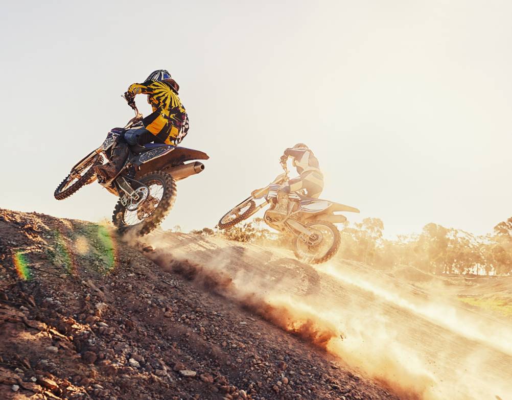 Zwei Fahrer auf Dirtbikes.