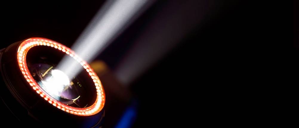 Disco-Licht im Test: Ein Bodenstrahler vor schwarzem Hintergrund gibt einen weißen Lichtstrahl ab.