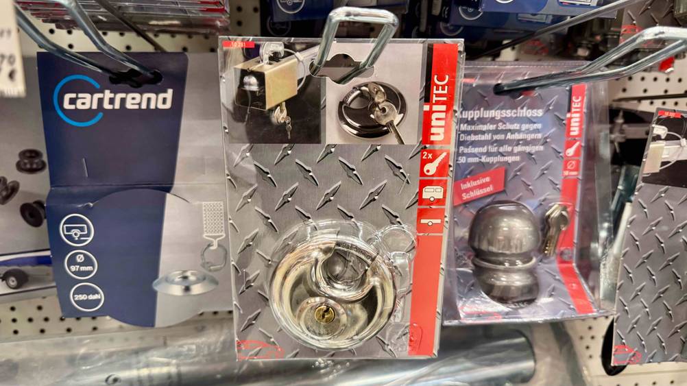 Das getestete Diskusschloss hängt neben anderen Produkten in einem Verkaufsregal.