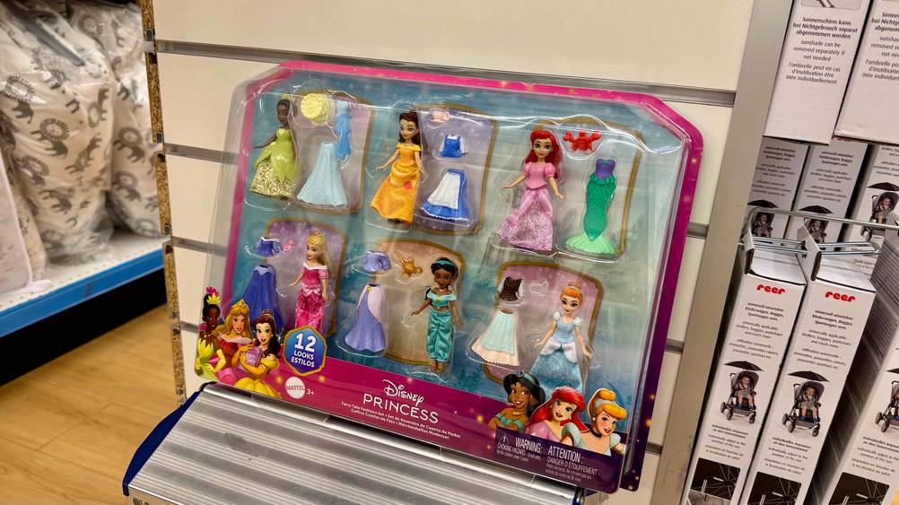 Vor einer Wand steht eine Packung der Disney-Figuren im Test.