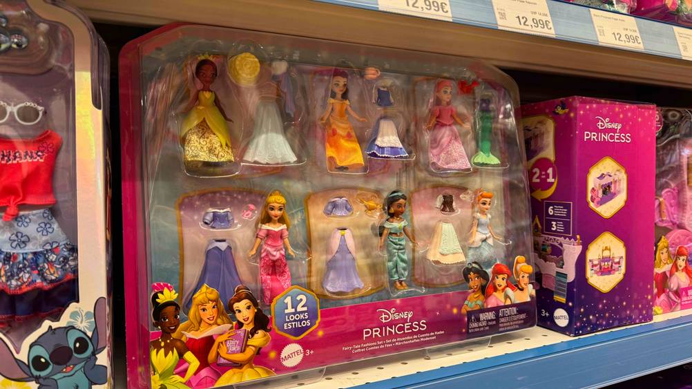 Neben anderen Produkten steht eine Packung der getesteten Disney-Figuren in einem Verkaufsregal.