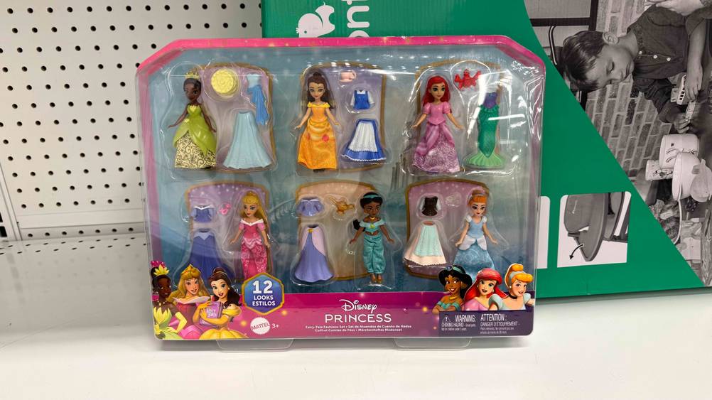 Getestet: Eine Packung der Disney-Figuren steht in einem hellen Verkaufsregal.