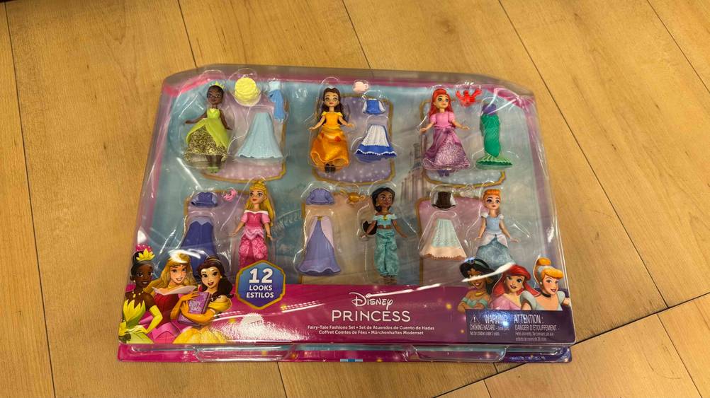 Eine Packung der getesteten Disney-Figuren liegt auf einem Holzboden.