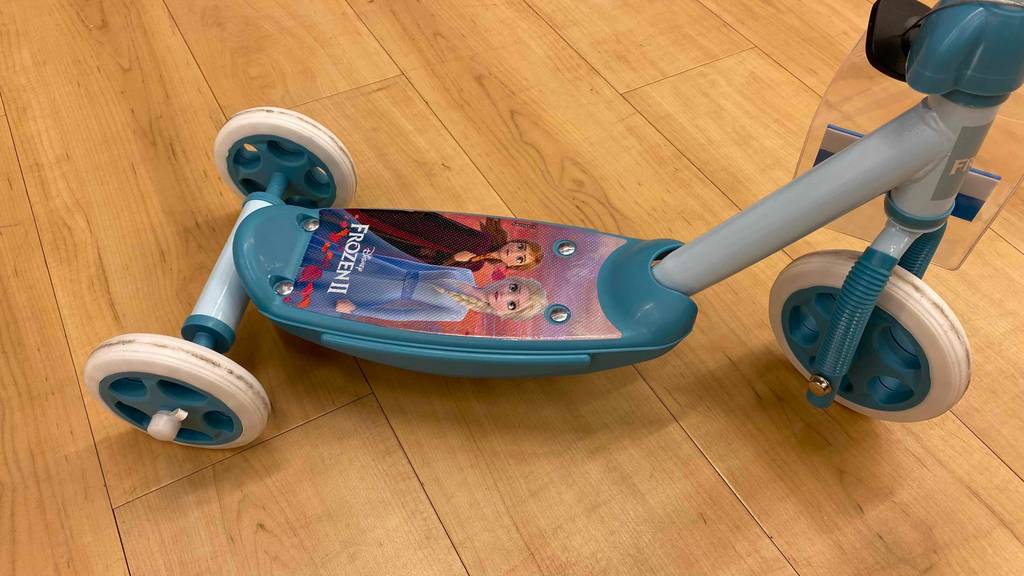 Kinder-Scooter-Test: Trittfläche und Reifen eines Kinder-Scooters mit Frozen-Motiv.