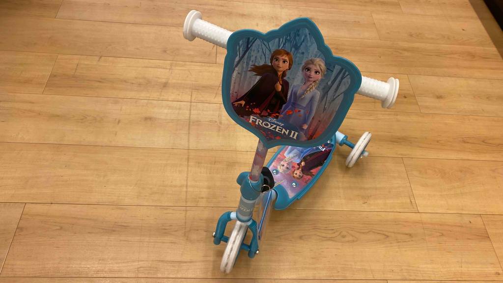 Im Test: Disney-Kinder-Scooter mit Frozen-Motiv von vorn betrachtet.