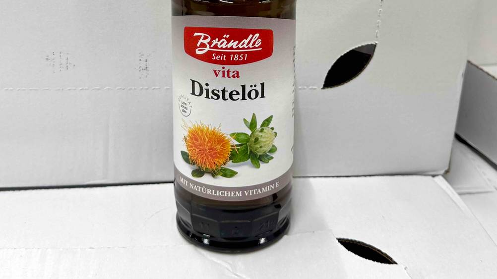 Distelöl getestet: Nahaufnahme der Verpackung mit Logo und Artikelbezeichnung.