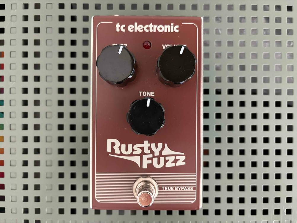 Distortion-Pedal im Test: Gerät liegt auf einem Gitter.