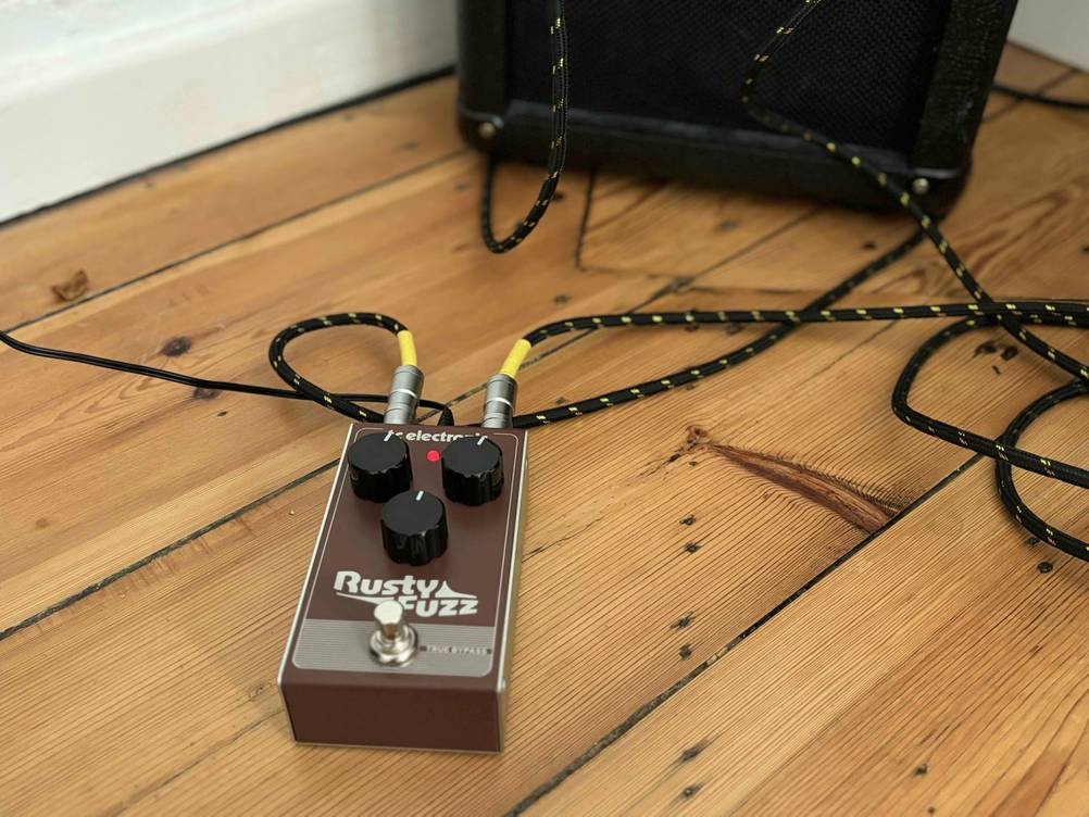 Distortion-Pedal getestet: Gerät liegt auf dem Boden.