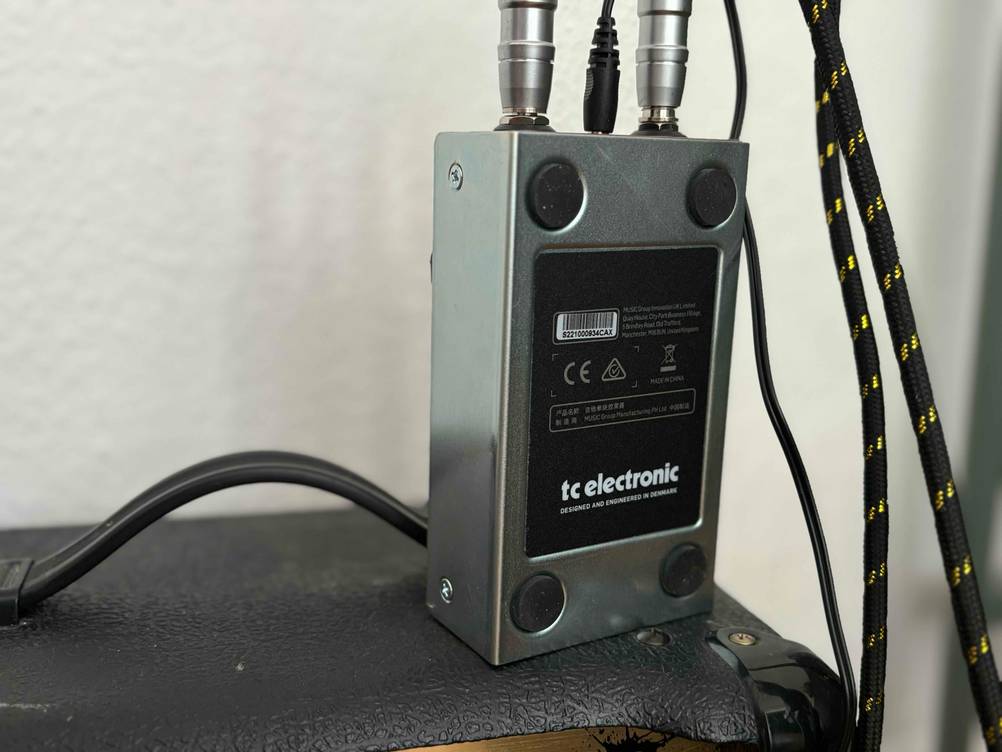 Distortion-Pedal im Test: Die Rückseite des Geräts ist zu sehen.