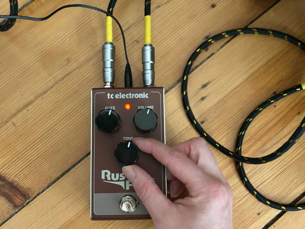 Distortion-Pedal im Test: Hand dreht an Regler.