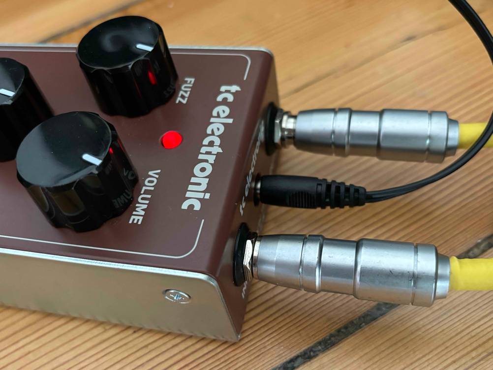 Distortion-Pedal von tc electronic im Test: Auf Gerät ist Markenname zu lesen.