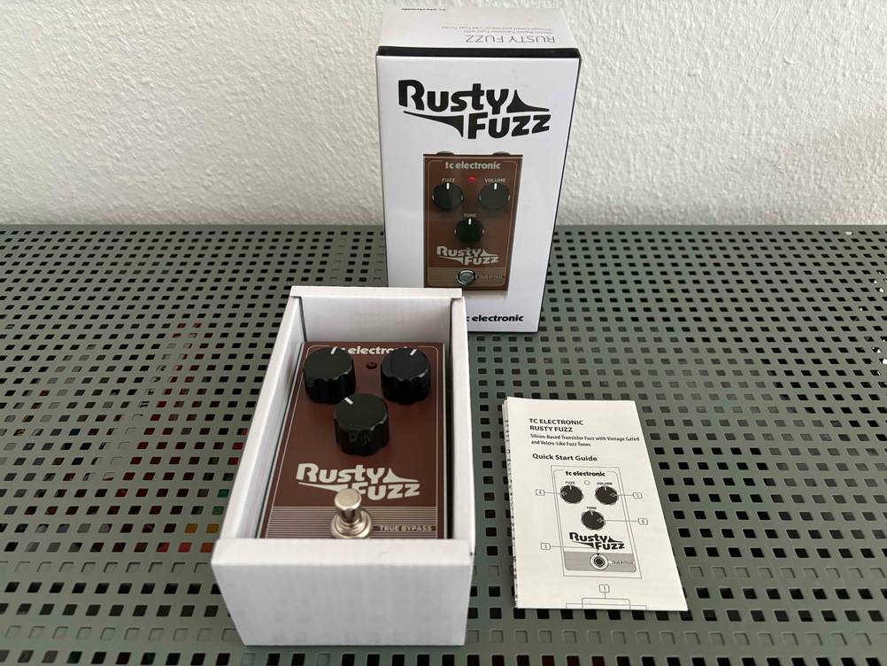 Getestetes Distortion-Pedal liegt in seiner Verpackung.