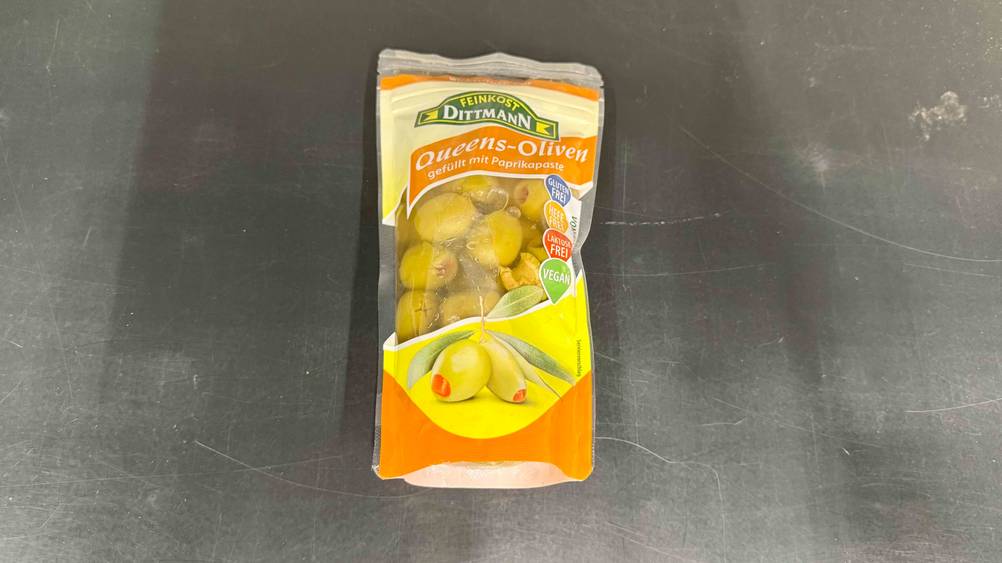 Eine Packung der getesteten Dittmann-Oliven auf einer grauen Fläche.