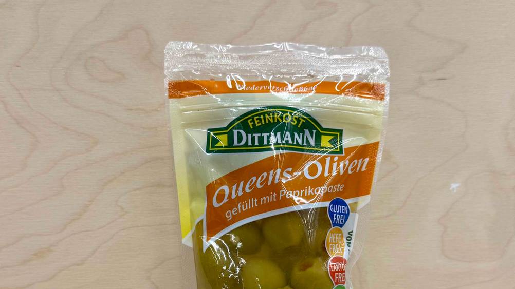 Dittmann-Oliven im Test: Nahaufnahme des Logos und der Artikelbezeichnung.