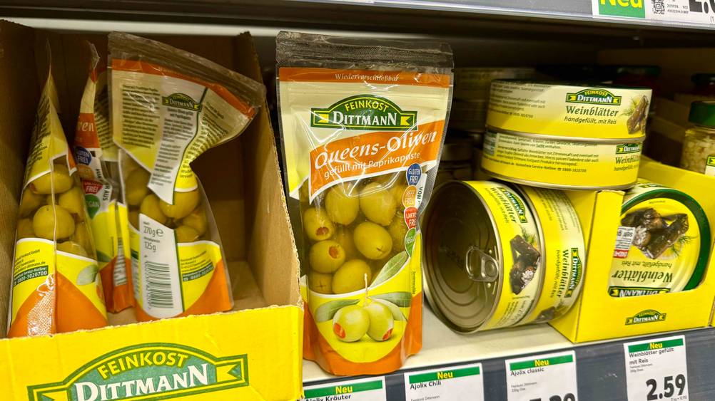 In einem Verkaufsregal befinden sich mehrere Packung der Dittmann-Oliven im Test.