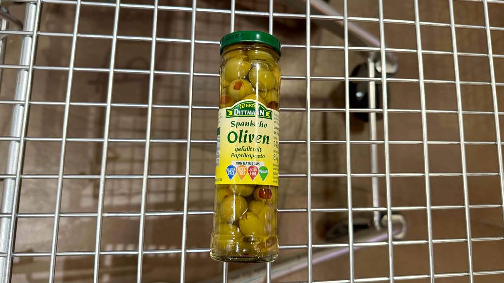 Spanische Oliven-Test: Ein Glas liegt in einem Einkaufswagen.