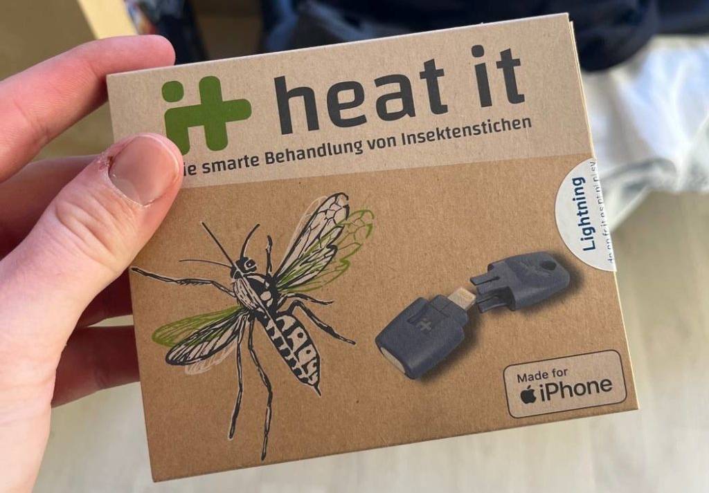Braune Originalverpackung eines getesteten Stichheilers gegen Mückenstiche: Heat it Made for iPhone.