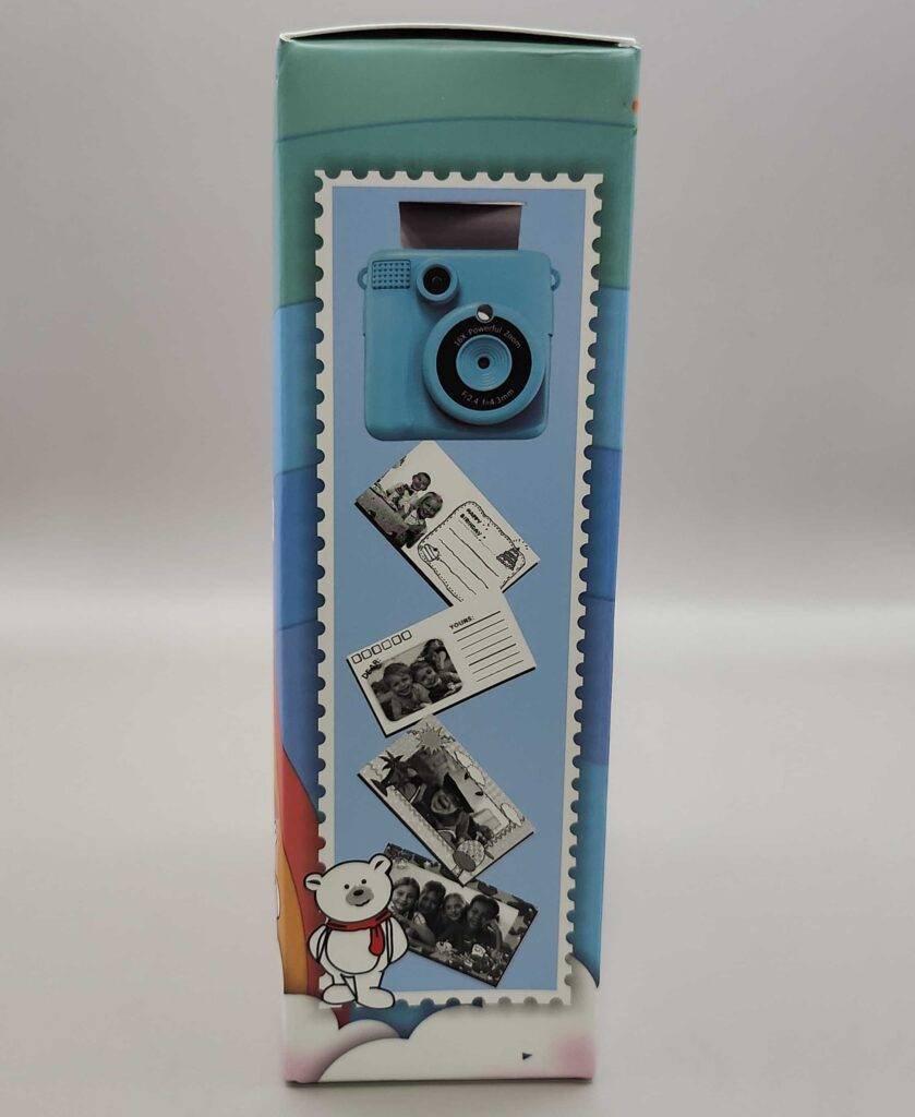 Seitenansicht einer Originalverpackung inklusive Fotopapier für die getestete Kinderkamera mit Sofortbild in Schwarz-Weiß.