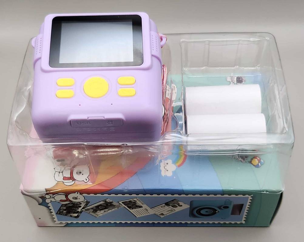 Im Test: eine Kinderkamera inklusive zweier Rollen Fotopapier in ihrer transparenten Kunststoffeinlage auf der Originalverpackung.