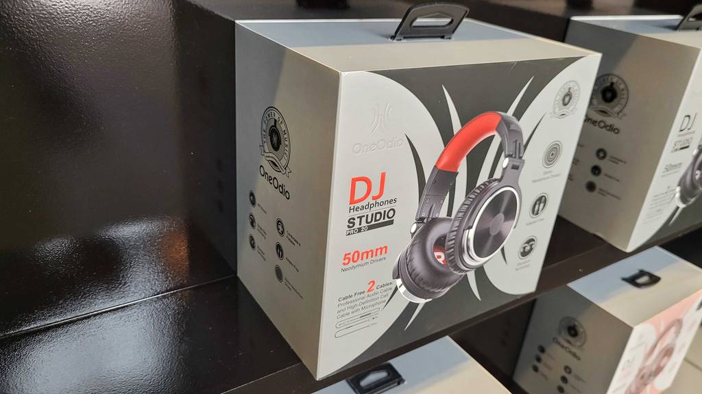 Verpackung von getesteten DJ-Kopfhörern. 