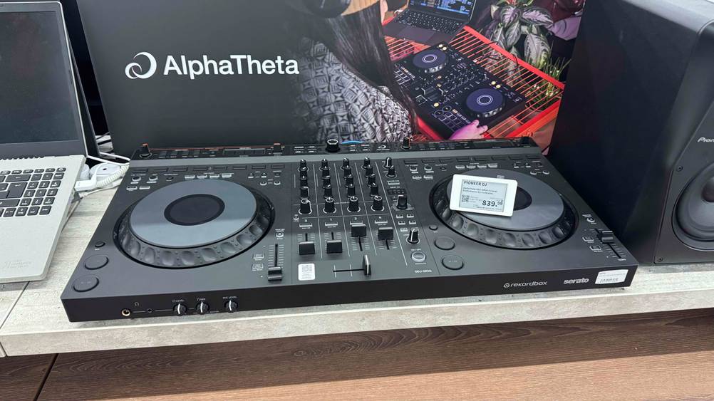 Der DJ-Plattenspieler im Test von vorne mit Preisangabe.