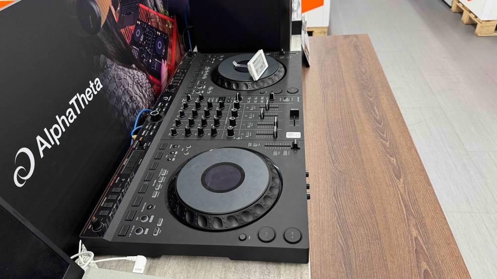 Ein getesteter DJ-Plattenspieler von der Seite.