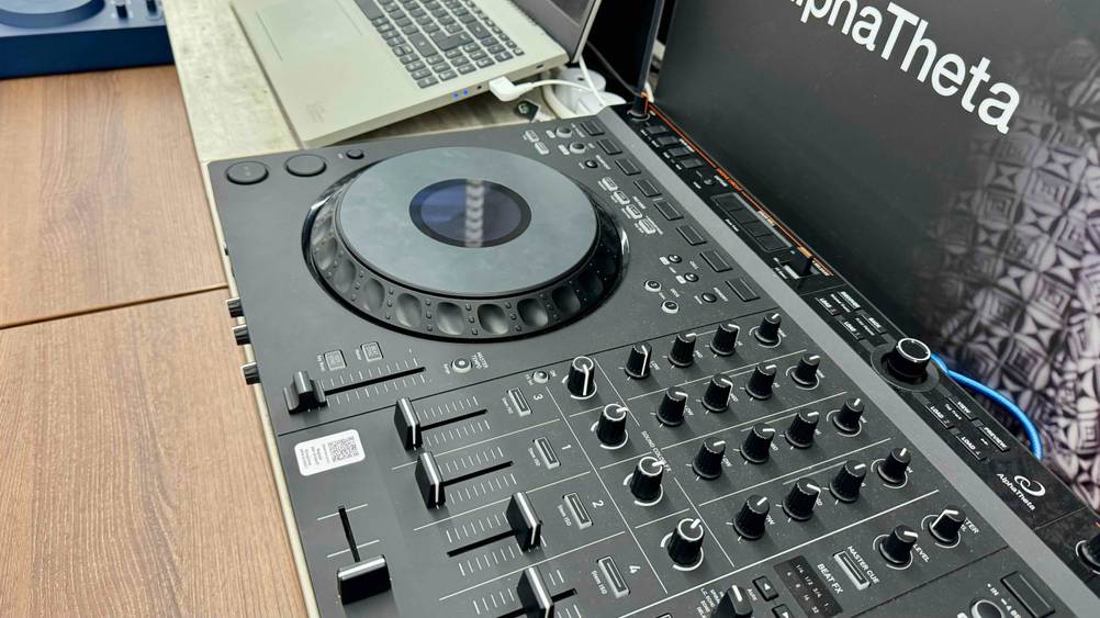 DJ-Plattenspieler getestet: Nahaufnahme des Gerätes von oben.