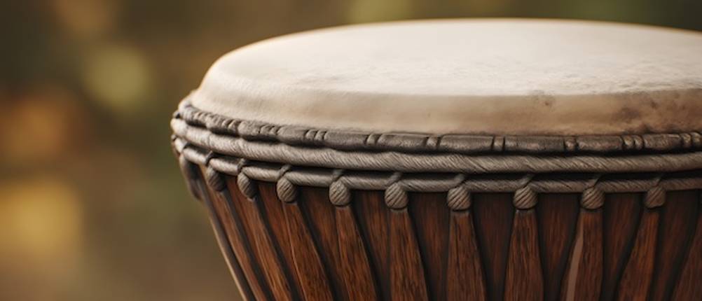 Getestete Djembe mit Nahaufnahme des Trommelfells von der Seite.