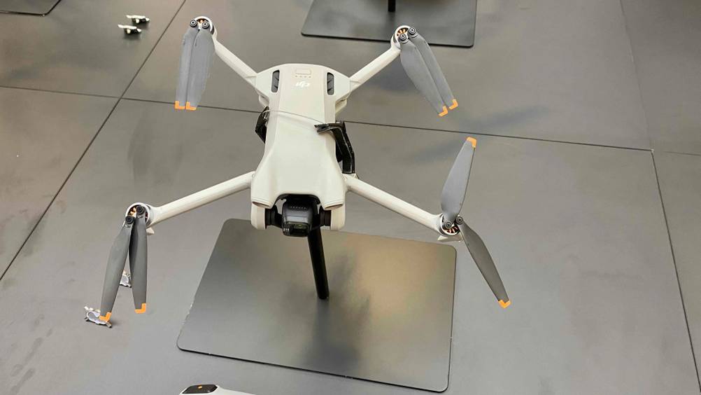 Die getestete DJI-Drohne wird auf einem Ständer ausgestellt.