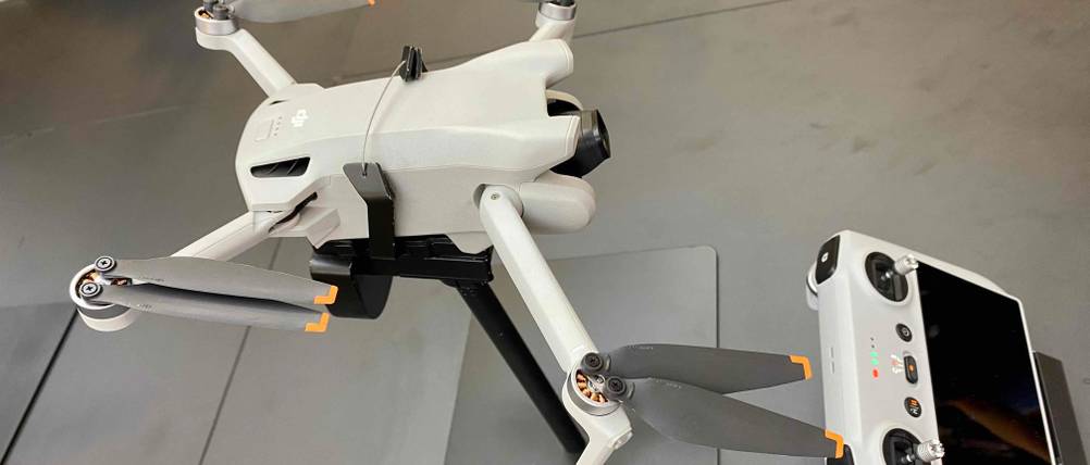 Die getestete DJI Drohne ist zusammen mit ihrer Steuerung abgebildet.