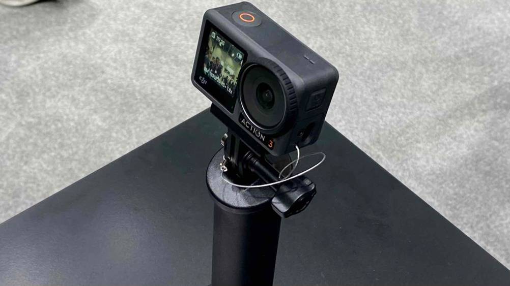 Im Test: Mini-Kamera steht auf schwarzer Fläche.