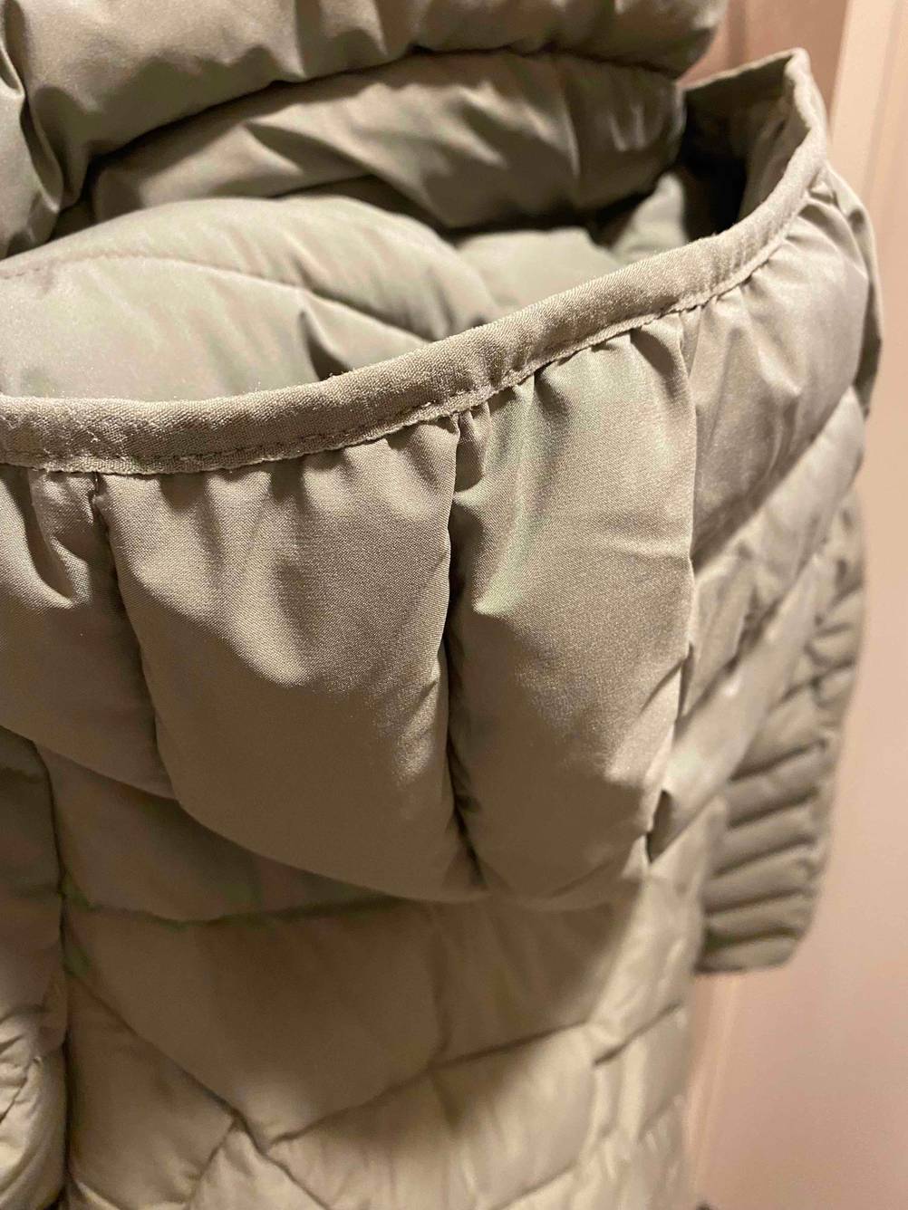Detailansicht der Kapuze einer getesteten Daunenjacke für Damen.