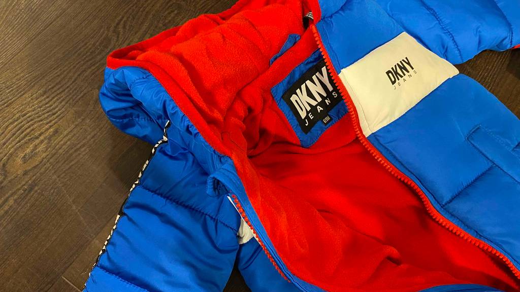 Im Test: oberer Innenteil eines Kinder Schneeanzuges von DKNY in blau mit rotem Innenfutter.