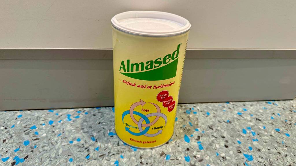 Auf der Vorderseite einer getesteten Dose Almased stehen Informationen zum Inhalt.