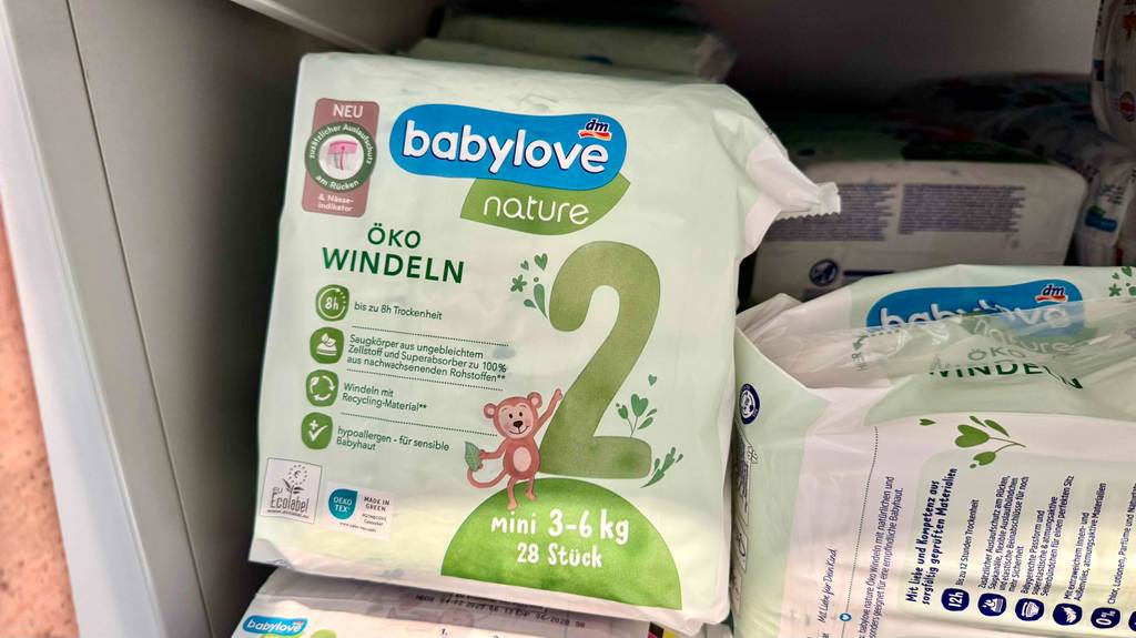 Auf einer Packung Biowindeln im Test stehen Informationen zum Produkt.