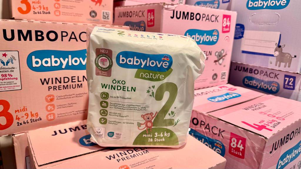 Im Test: Eine Packung Biowindeln steht zwischen einigen Kartons anderer Varianten.