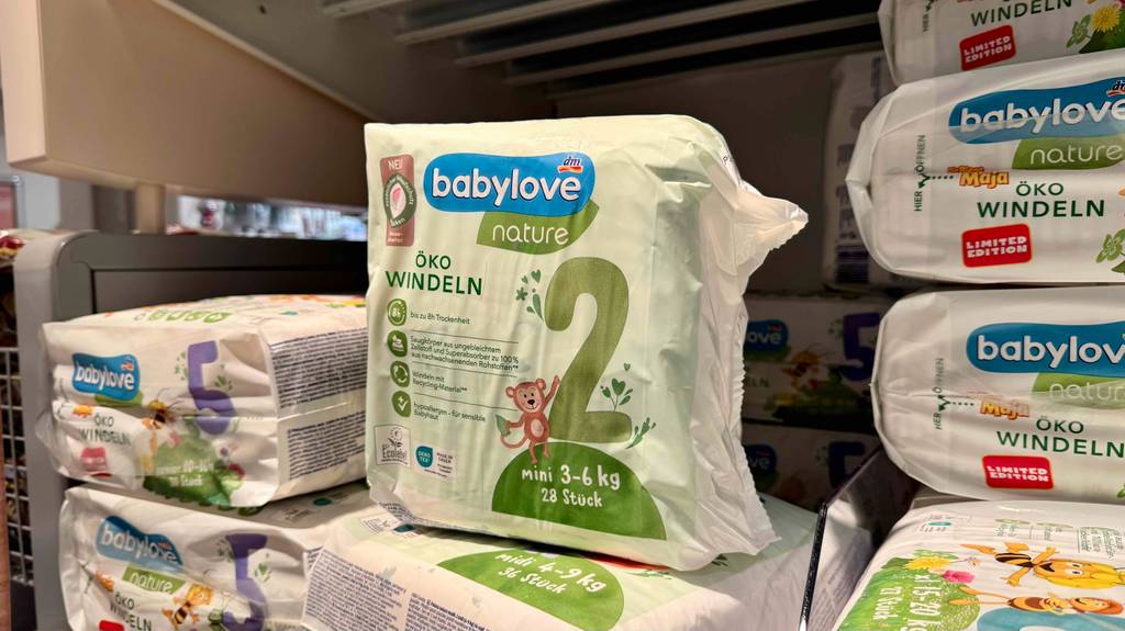 Eine Packung Biowindeln steht zum testen auf mehreren liegenden.