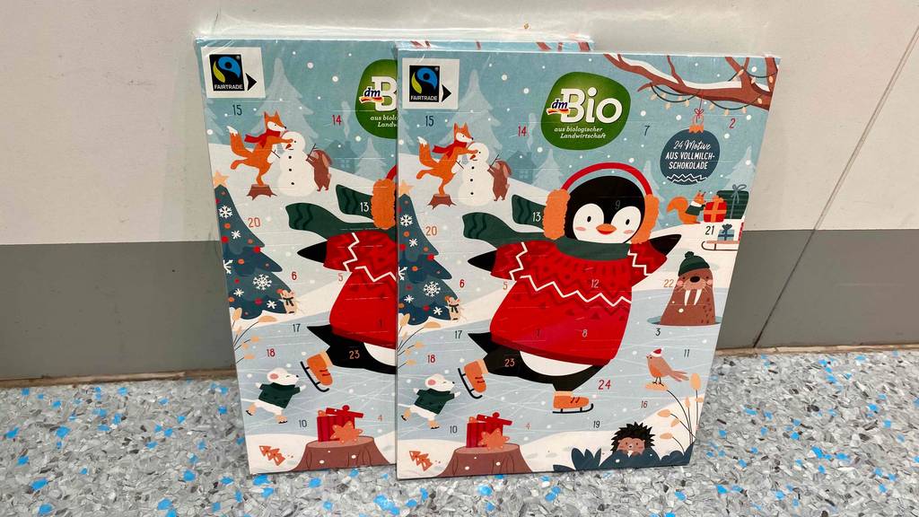 Zwei getestete Schokolade-Adventskalender von DM Bio mit Schneemotiv stehen auf dem Boden.