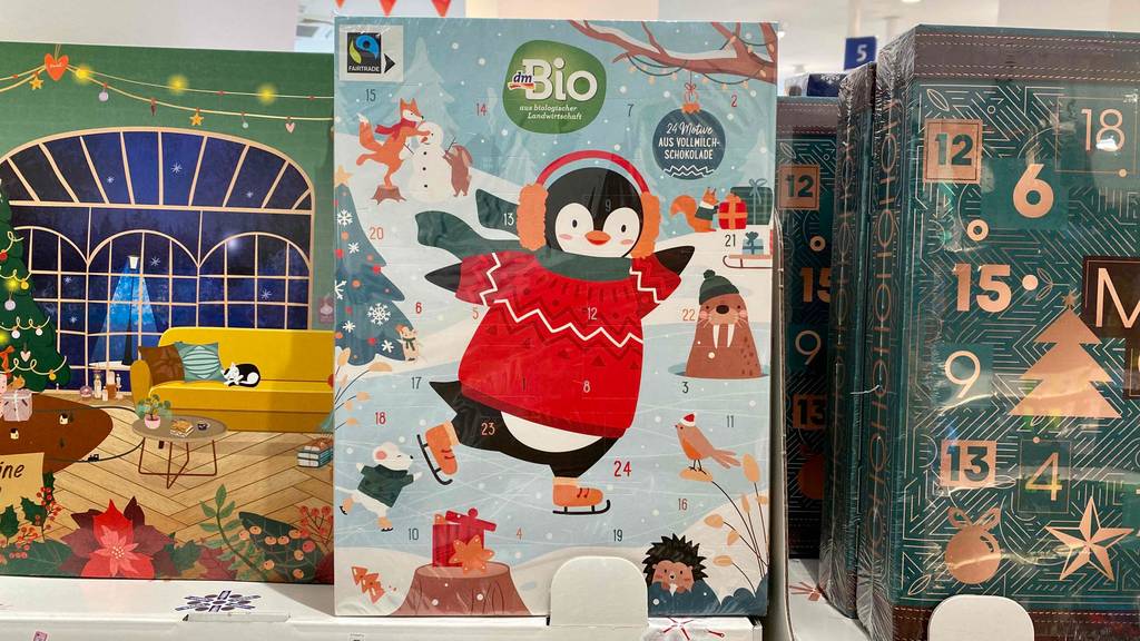 Schokolade-Adventskalender im Test: ein Modell von DM Bio mit Wintermotiv befindet sich zwischen weiteren Adventskalendern.