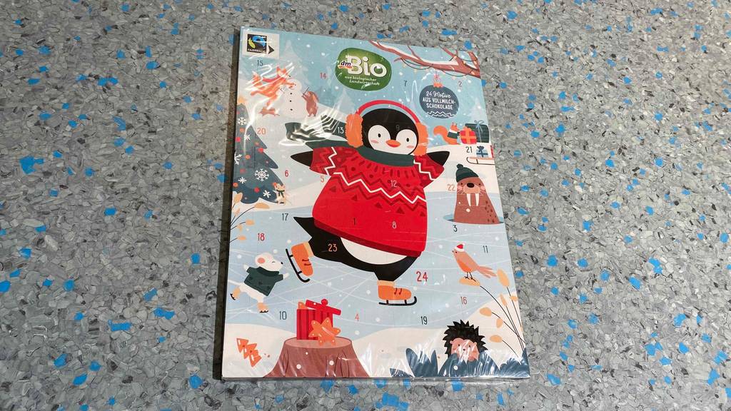 Schokolade-Adventskalender-Test: ein Modell von DM Bio mit Wintermotiv liegt auf dem Boden.