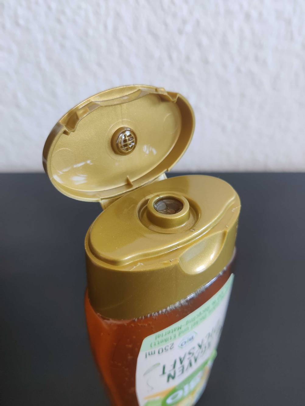 Nahaufnahme der Dosierkappe einer Flasche Agavendicksaft im Test von oben.