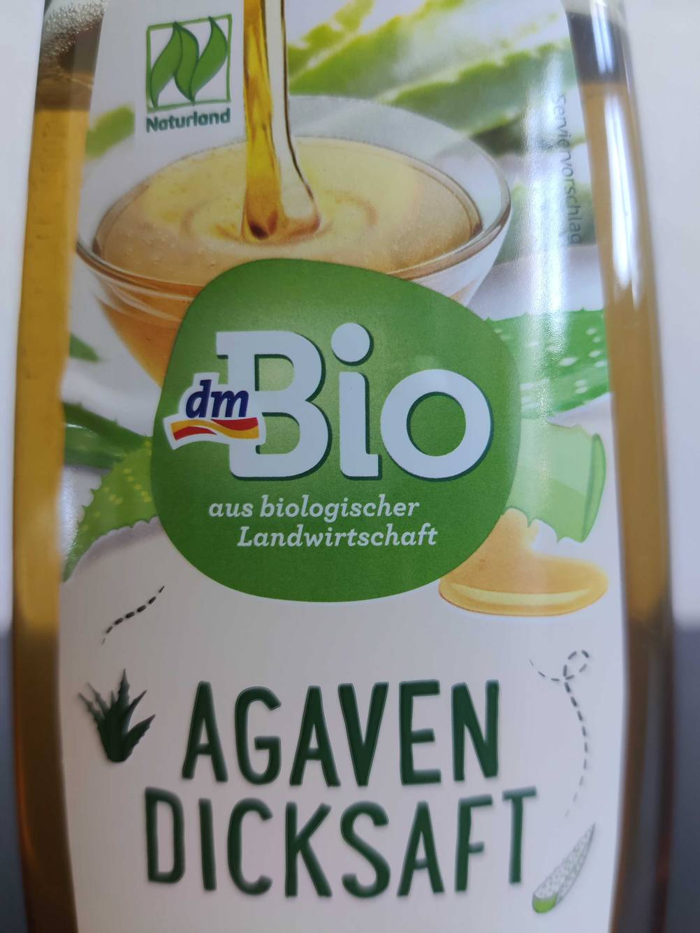 Nahaufnahme des Labels einer Flasche getesteten Agavendicksaftes mit Biosigel.
